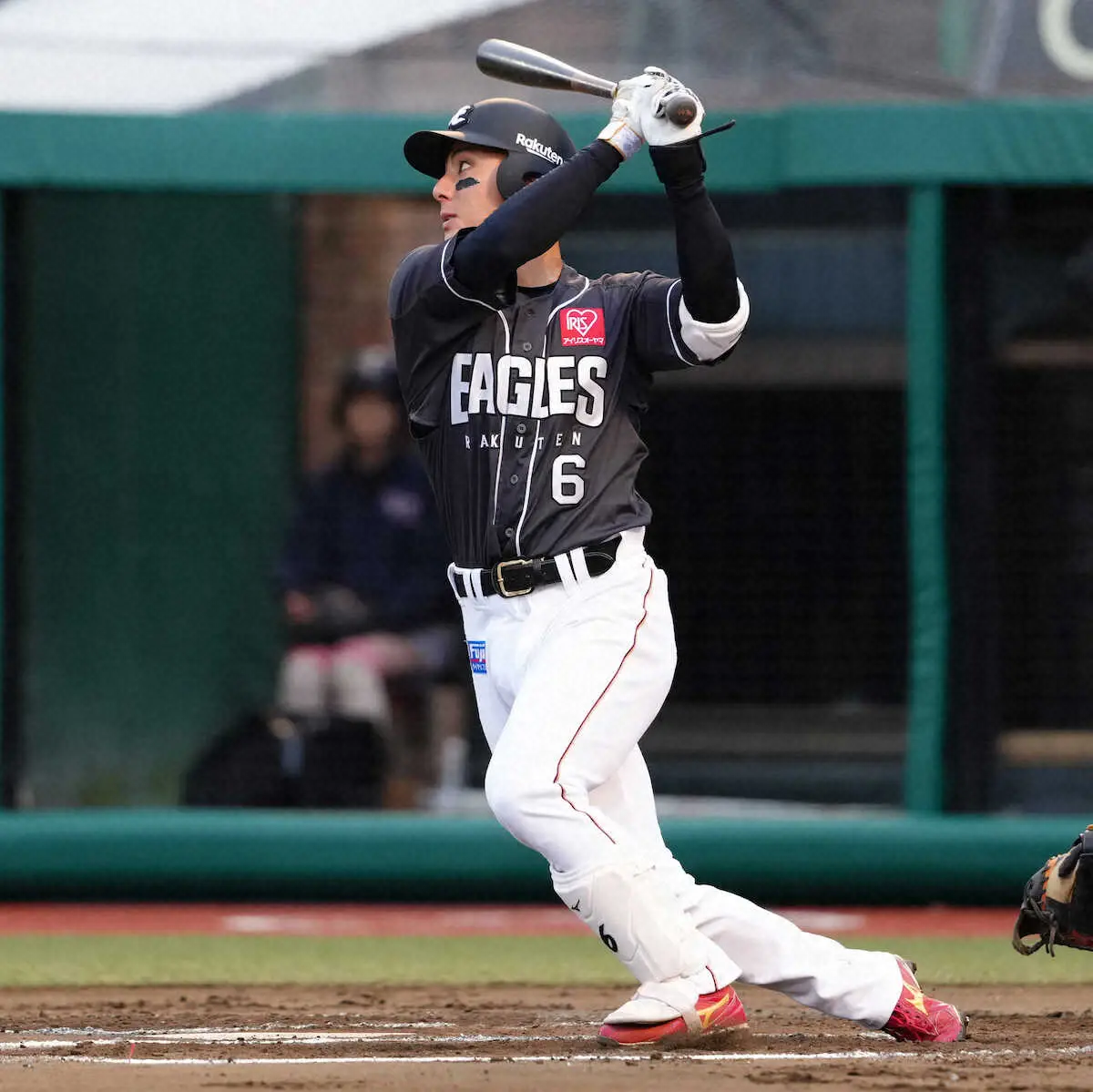 【画像・写真】「6糸」差で2位浮上　楽天・村林が延長11回に規定打席到達　打率・33082