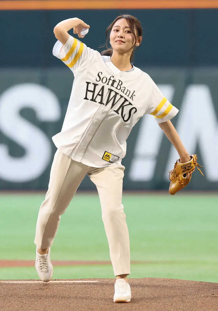 【画像・写真】元売り子のフジ2年目アナウンサーが地元・福岡で凱旋始球式　大きくそれて「悔しすぎます」