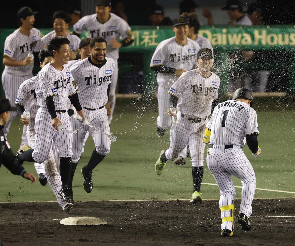 【画像・写真】首位阪神がサヨナラ勝ち　延長11回、森下が押し出し四球を選び、倉敷でDeNAを下す