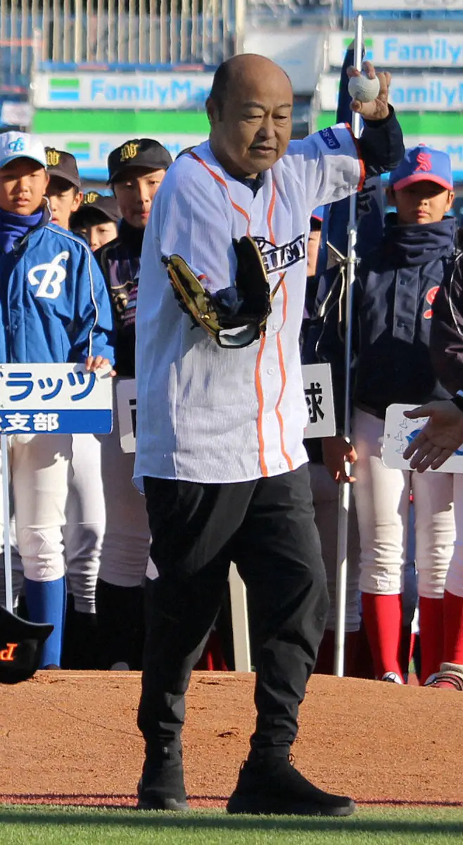 【画像・写真】左投げで始球式を務めた佐野慈紀さん