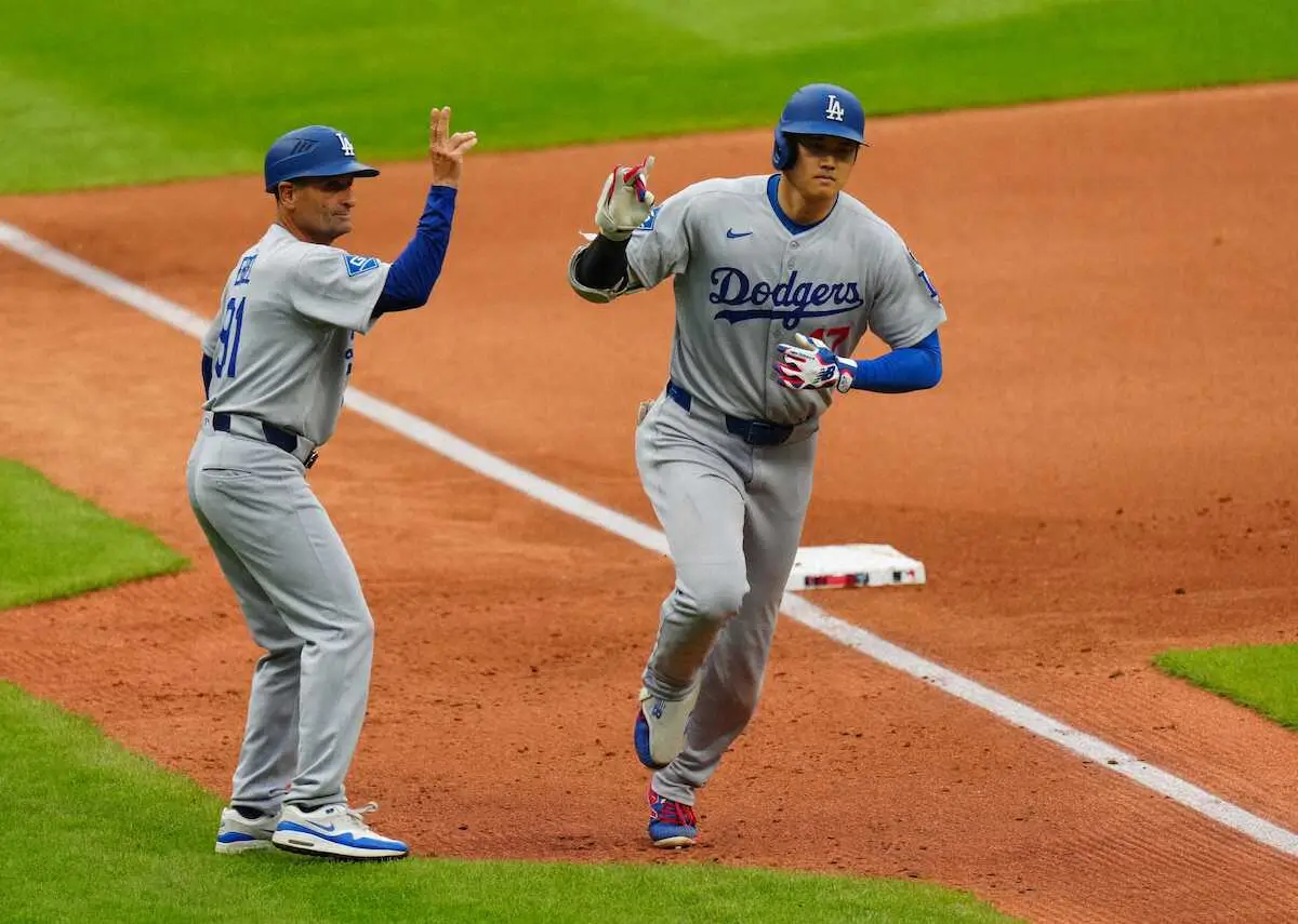 【画像・写真】＜ガーディアンズ・ドジャース＞4回、2ランを放ち、祝福される大谷（撮影・木村　揚輔）