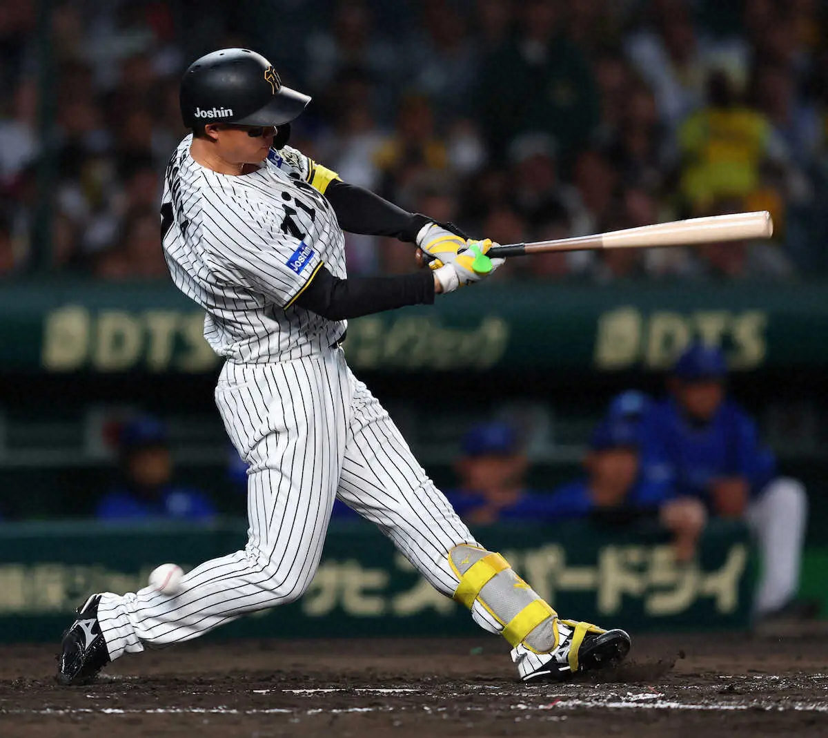 【画像・写真】阪神・森下　また“激痛”自打球　直後の遊ゴロで全力疾走できず、イニング間に治療