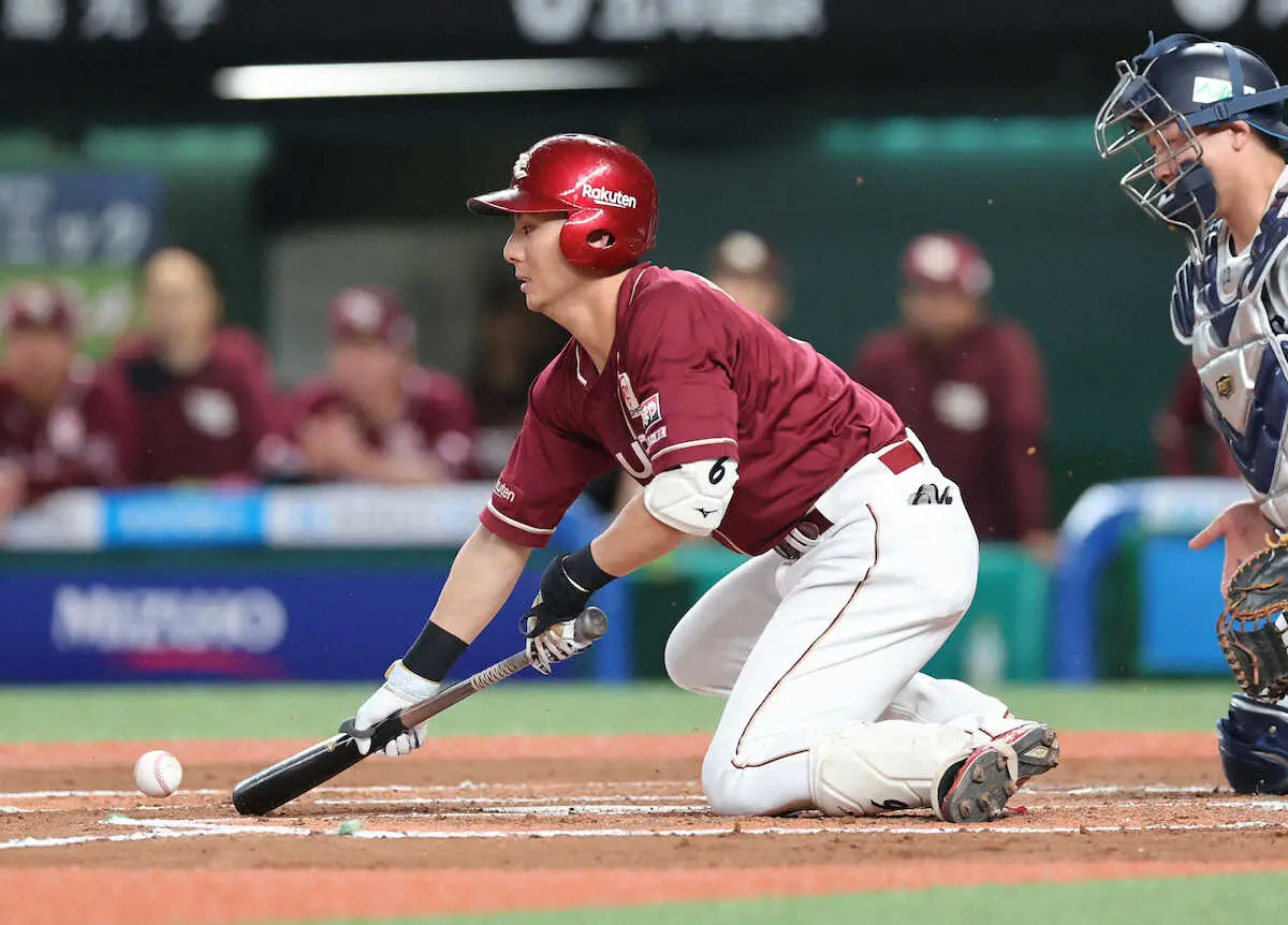 【画像・写真】楽天・村林　プロの技V打　スクイズ外しワンバンを神ファウル→左翼線へ打ち返す