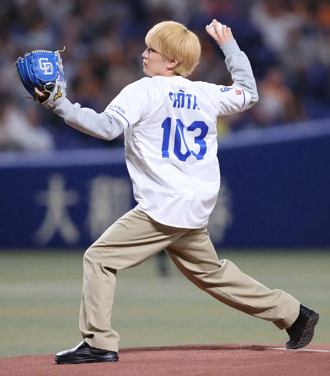 【画像・写真】WEST.神山智洋　セレモニアルピッチでドアラ斬り！「めっちゃかわいかった」挑発されたけど