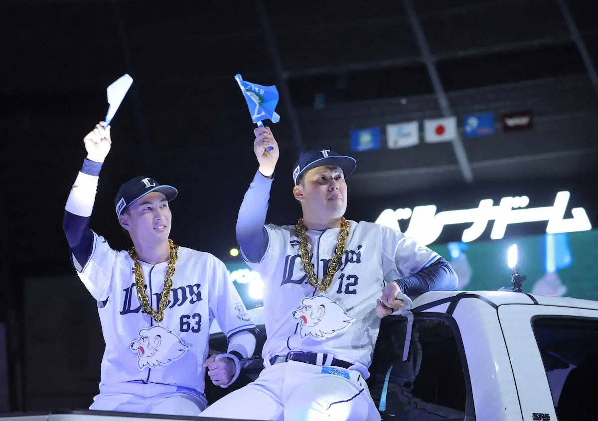 【画像・写真】28日の楽天戦後、ファンの声援に応える長谷川（左）と渡辺（撮影・五島　佑一郎）