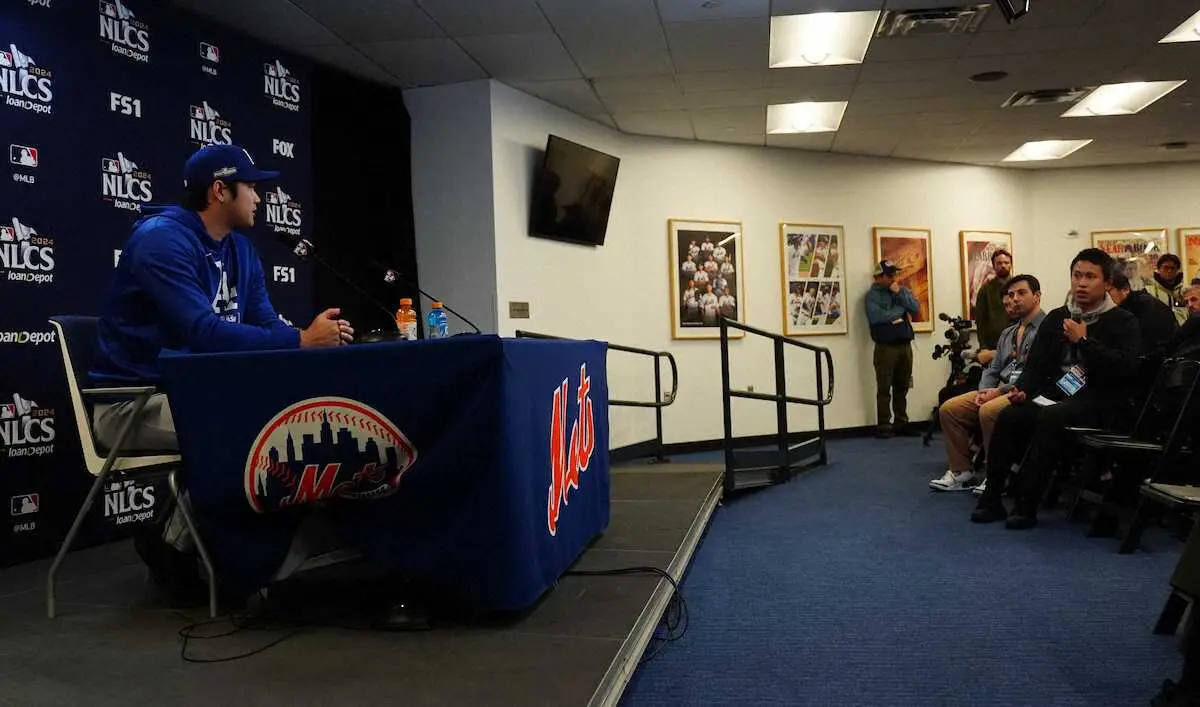 【画像・写真】会見で柳原記者の質問に答える大谷