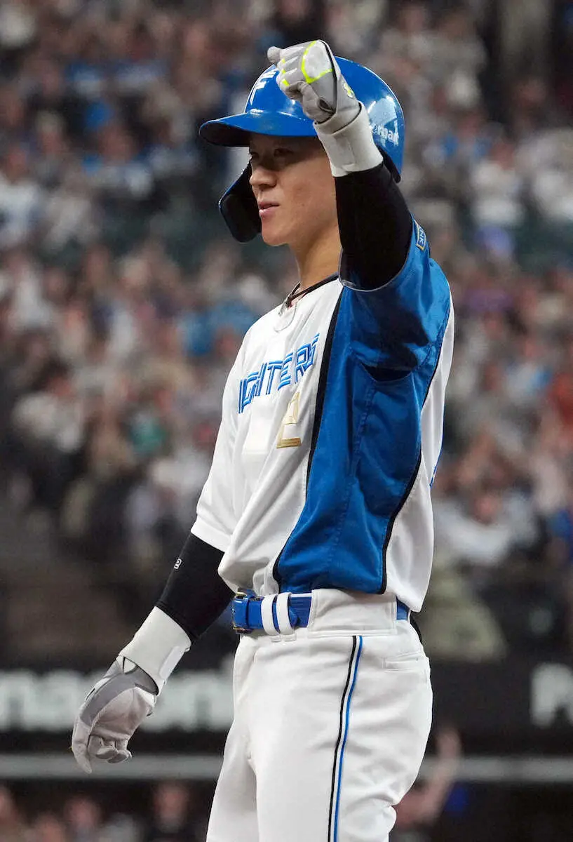 【画像・写真】＜日・ロ＞9回、同点打を放ちガッツポーズする代打・矢沢（撮影・高橋　茂夫）