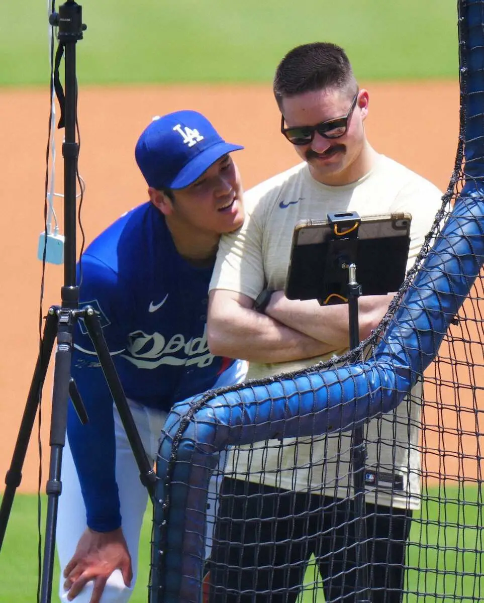 【画像・写真】大谷翔平　目を閉じてベンチに顔くっつける姿が映り話題　ファン「ライブBPで疲れた？」「寝不足かな？」