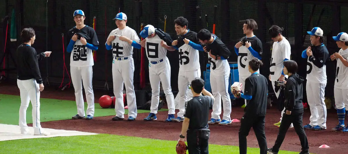 【画像・写真】日本ハム　あす40歳の宮西をサプライズで祝福「ロッカーに誰もおらんから遅刻したかと…」