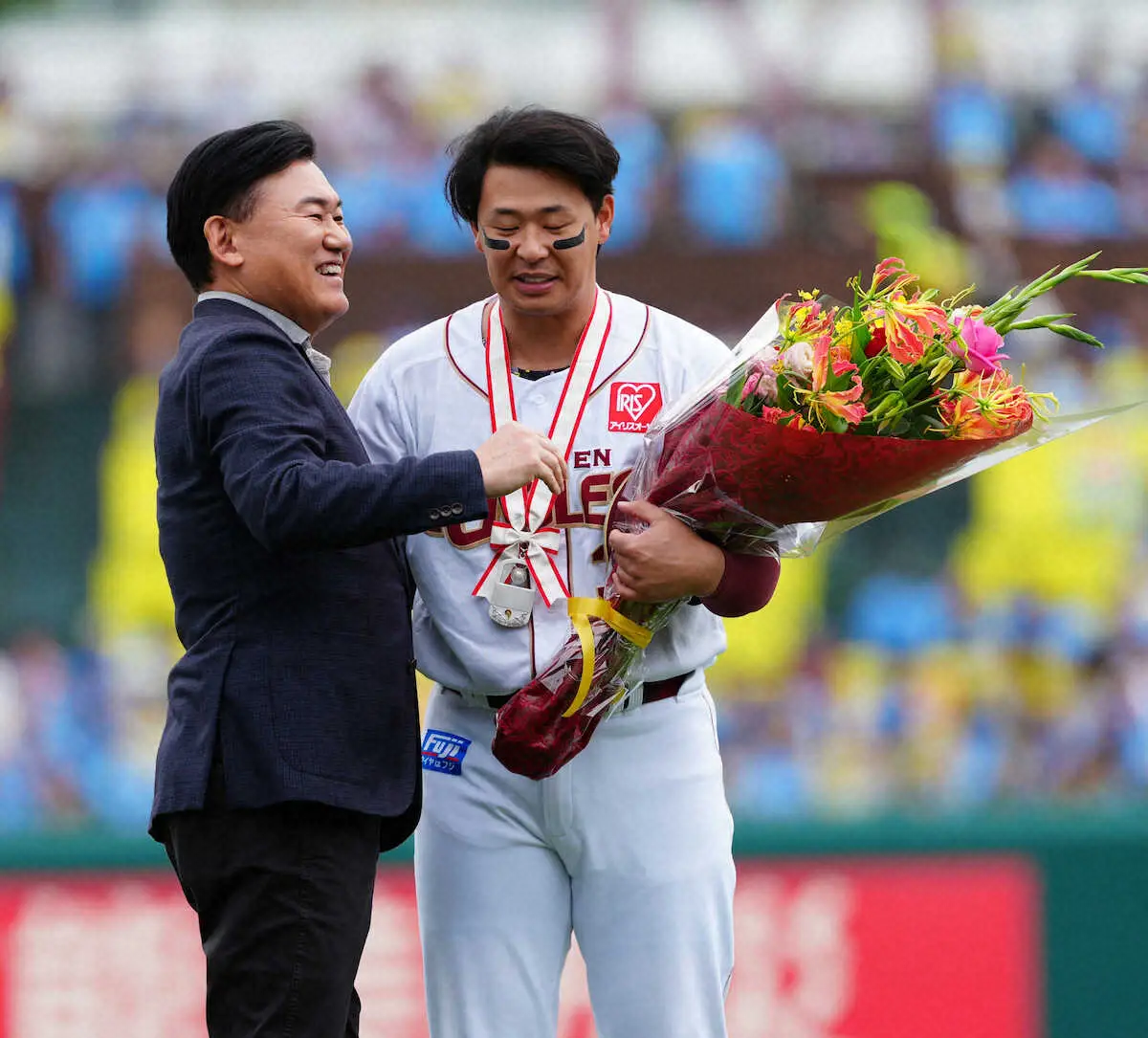 【画像・写真】通算2000安打達成の楽天・浅村が連盟表彰　少年時代に憧れていた松井稼頭央氏から花束贈呈