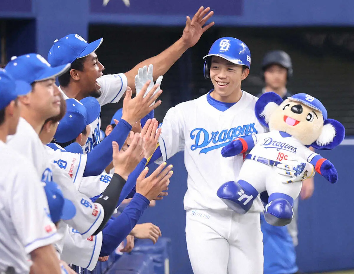 【画像・写真】中日　岡林が2年ぶりの一発　初回に戸郷から右翼へ同点ソロ「たまたま芯に当たっただけ」