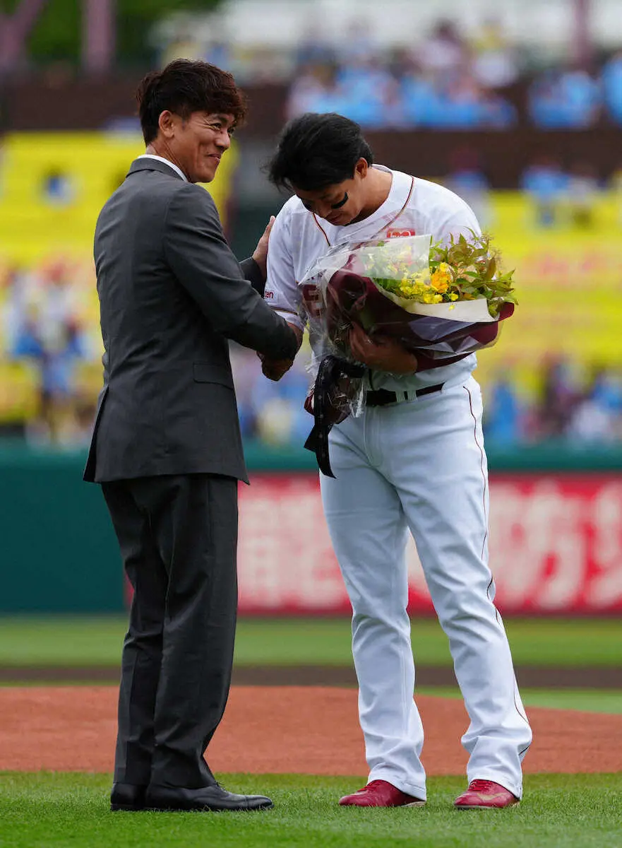 【画像・写真】2000安打達成の楽天・浅村に憧れの松井稼頭央氏から花束　「よく頑張ったなと言ってもらいました」