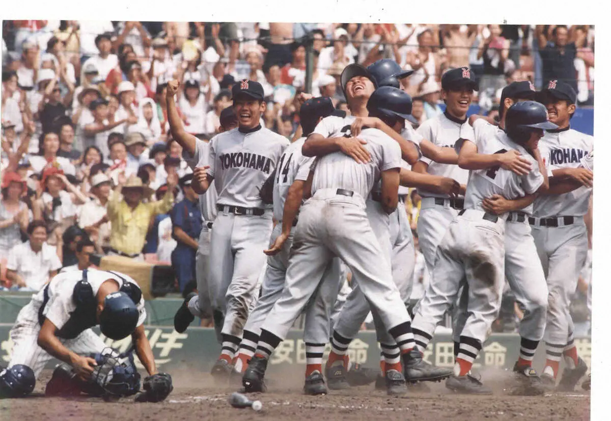 【画像・写真】98年、夏の甲子園で、サヨナラ勝ちし抱き合って喜ぶ松坂大輔投手（左から2人目）ら横浜ナイン