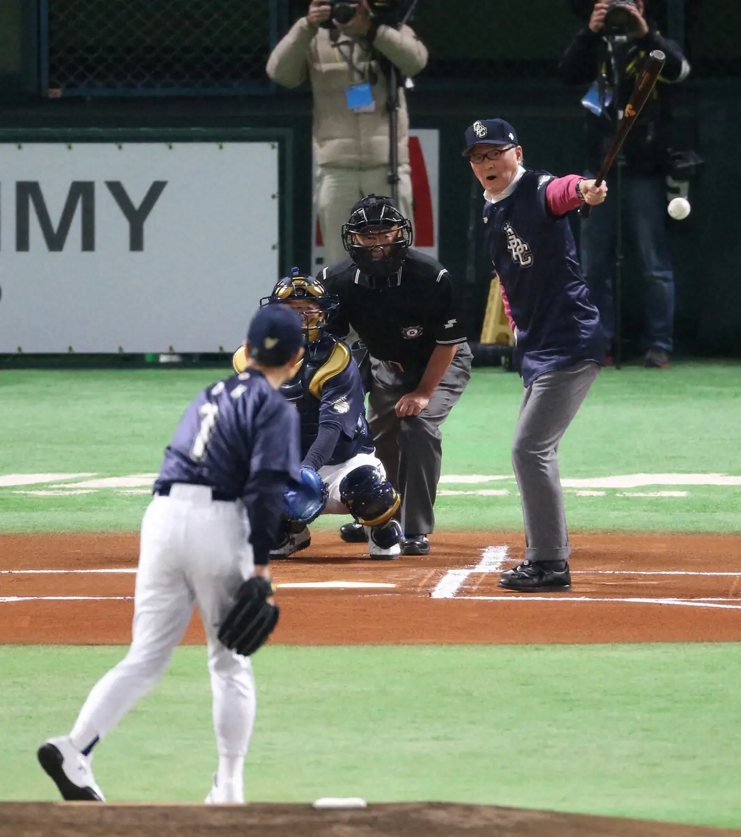 【画像・写真】2016年の1月、名球会ベースボールフェスティバルの始球式で対決する、投手役の王貞治顧問（ソフトバンク球団会長）と打者役の長嶋茂雄さん。左手一本で打ち返す