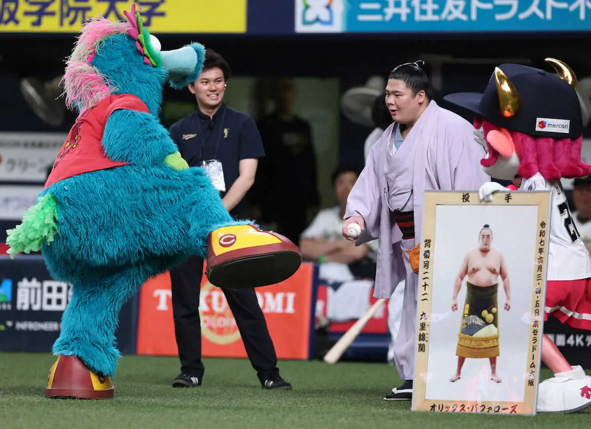 【画像・写真】人気業師・宇良が地元・大阪で始球式！　「球技は苦手」ワンバウンド投球も場内大歓声“宇良コール”止まず