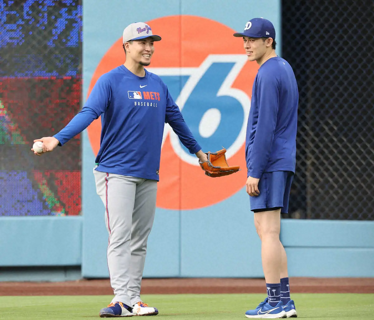 【画像・写真】佐々木朗希　千賀滉大を出待ちして25分間の野球談議　身ぶり手ぶり交えて投球フォームなど意見交換