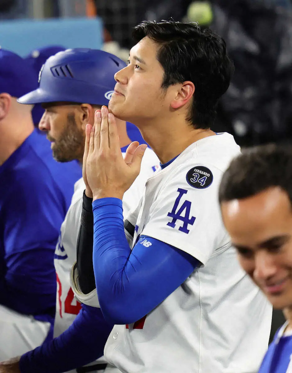 【画像・写真】何入ってるの？ドジャースベンチに置かれた「デコルテBOX」話題　大谷翔平が“塗り塗り”する姿も