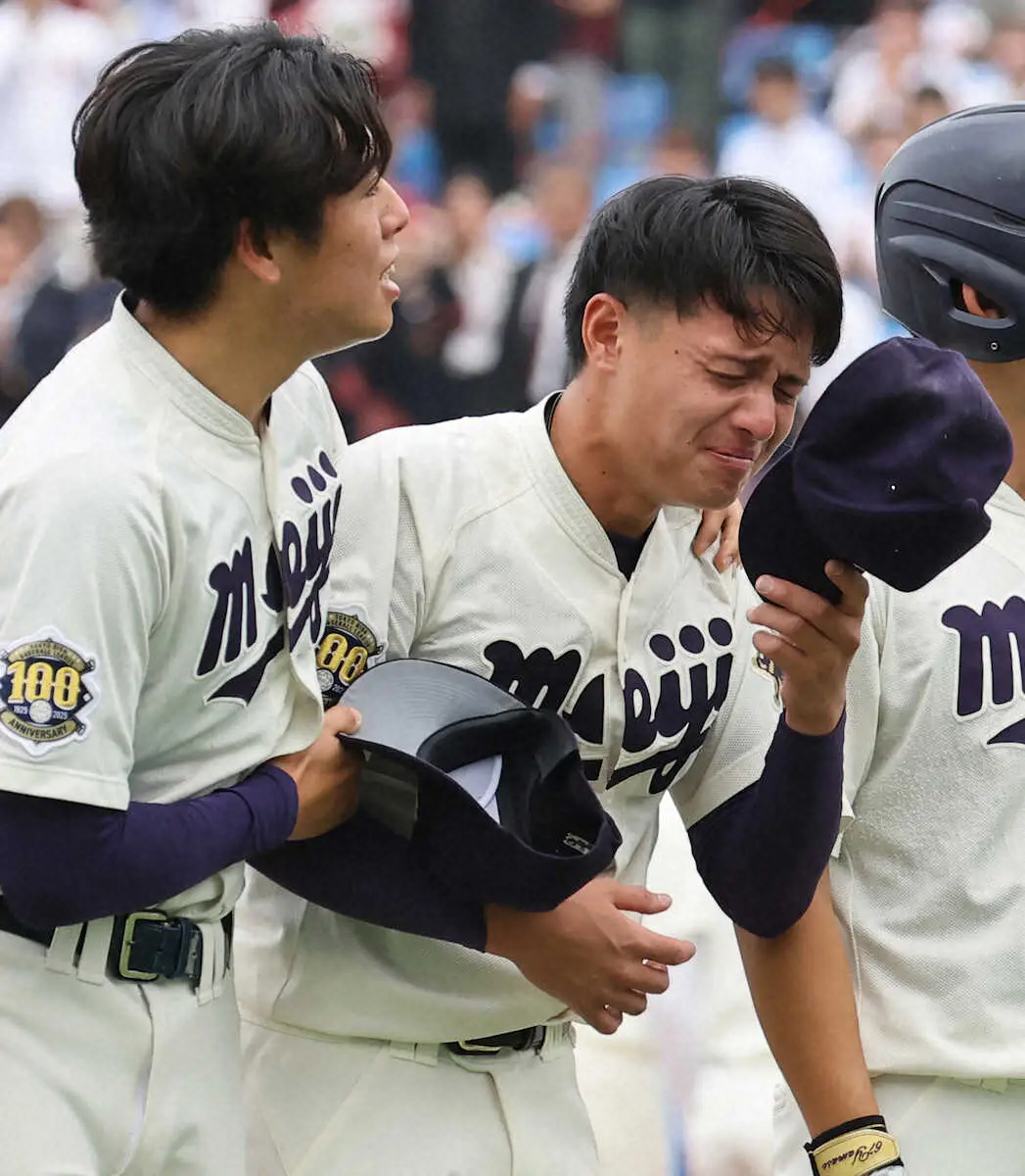 【画像・写真】明大・毛利　V逸で号泣…　最優秀防御率賞は「自信」も「やっぱり優勝しないと」