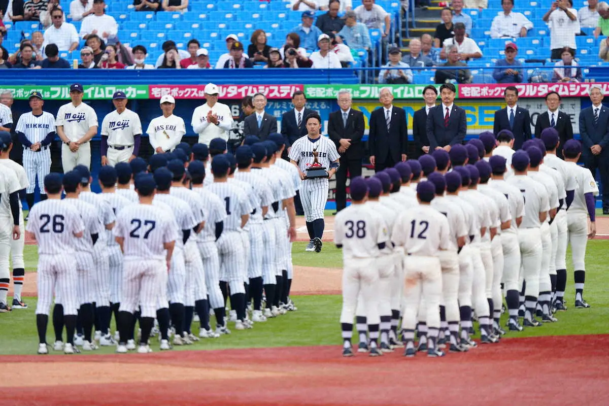 【画像・写真】立大・山形球道　大学史上59年ぶりの3冠王　天国の大先輩・長嶋茂雄さん追悼、喪章つけ