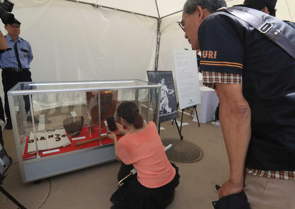 【画像・写真】長嶋茂雄さん追悼記帳所がGタウンスタジアムに設置　受付1時間前からファンが訪れる