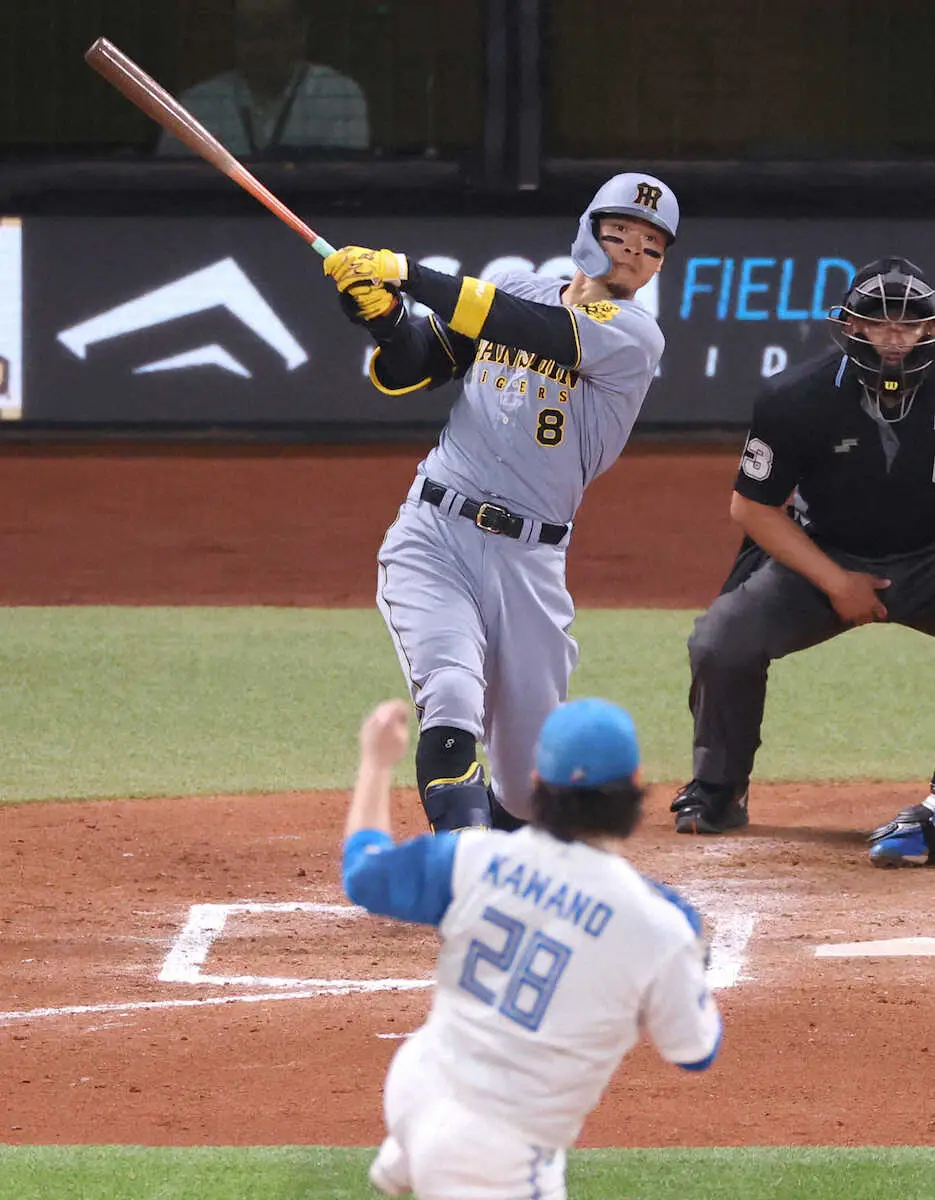 【画像・写真】11球団制覇弾　阪神・佐藤輝　最後は右手だけで虎5人目快挙　本人もびっくり「ラッキーな部分あった」