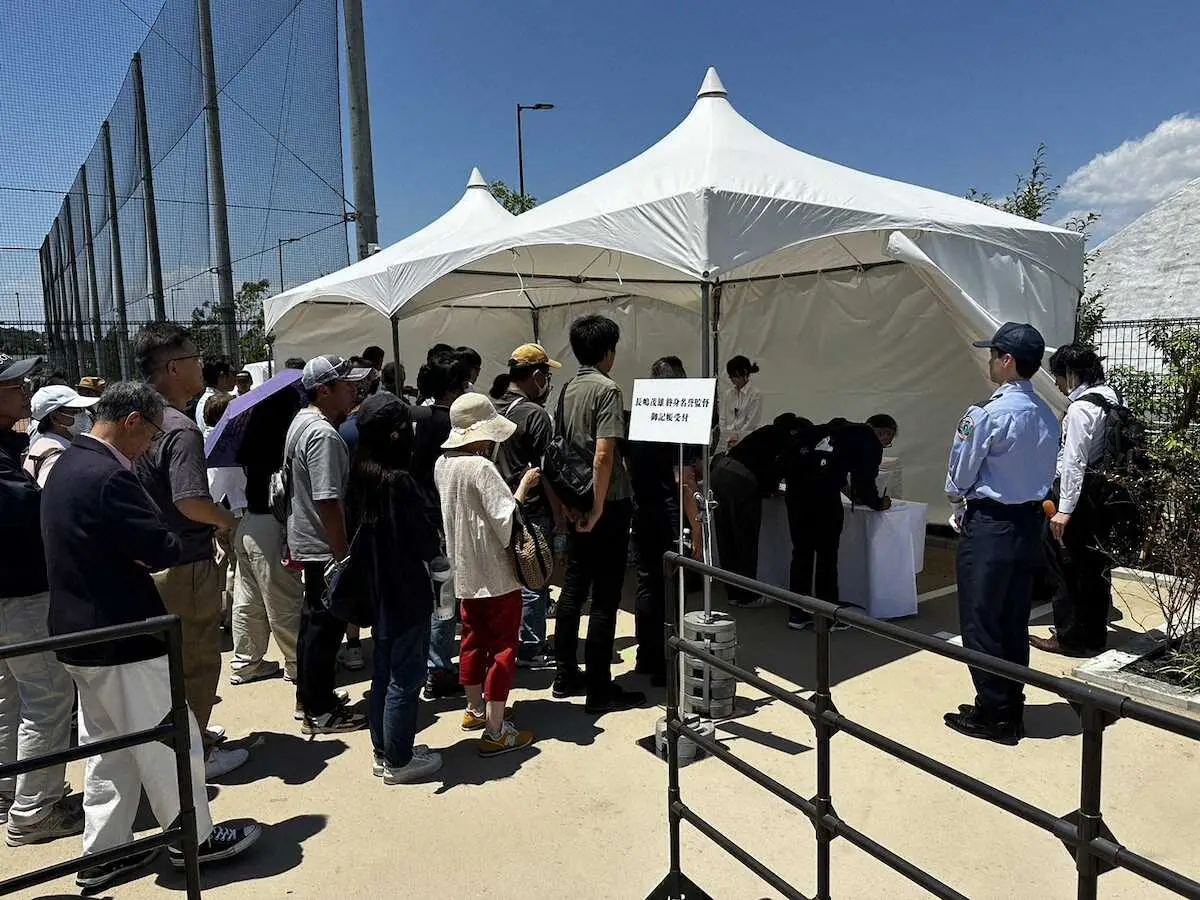 【画像・写真】Gタウンに設置の長嶋さん追悼記帳所　試合非開催でも列は途切れず　遠方のファンも来場