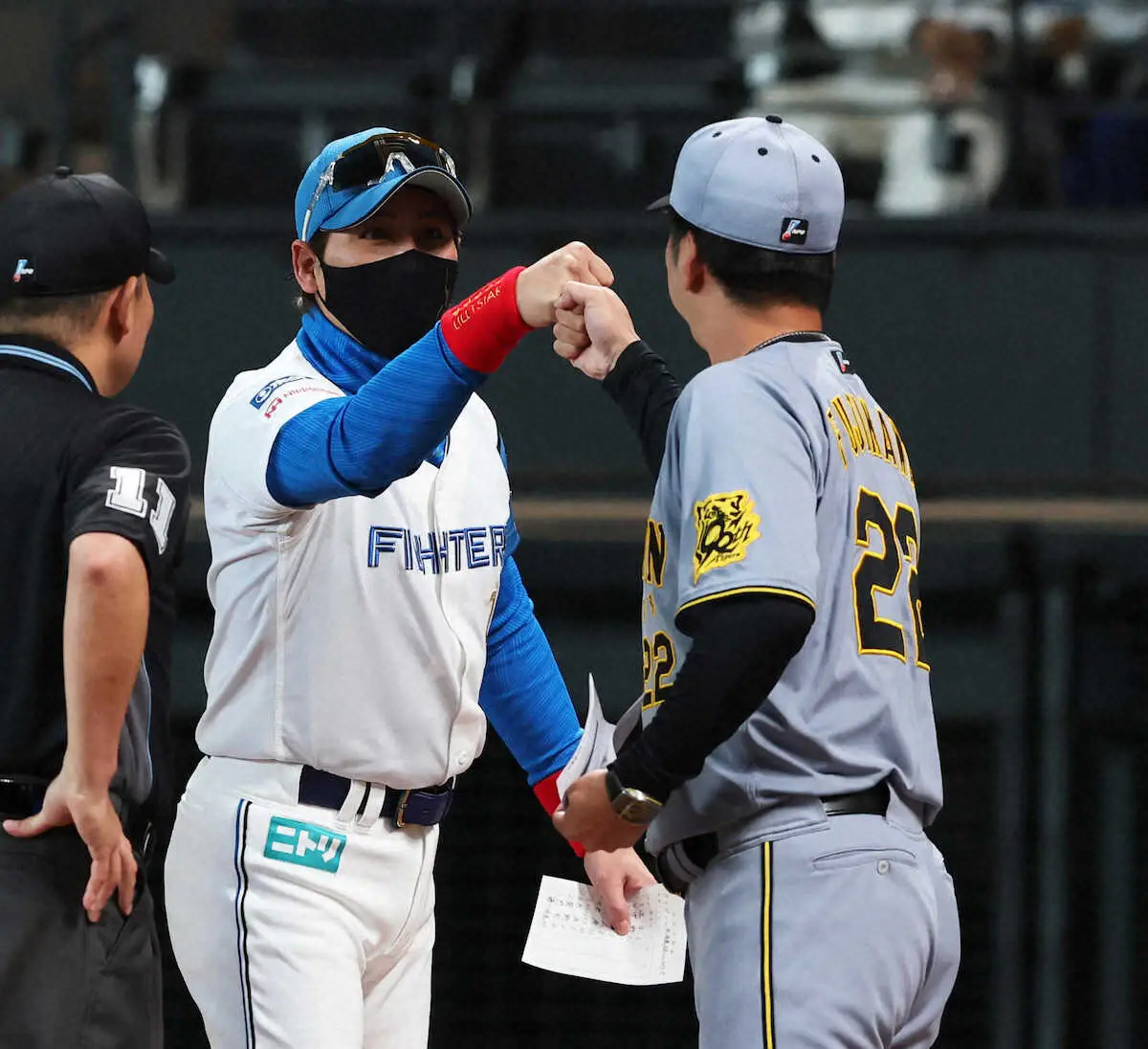 【画像・写真】「面白過ぎる」日本ハム“新庄パフォ第3弾”阪神・藤川監督、審判団を巻き込み円陣で「エイエイオーっ！」