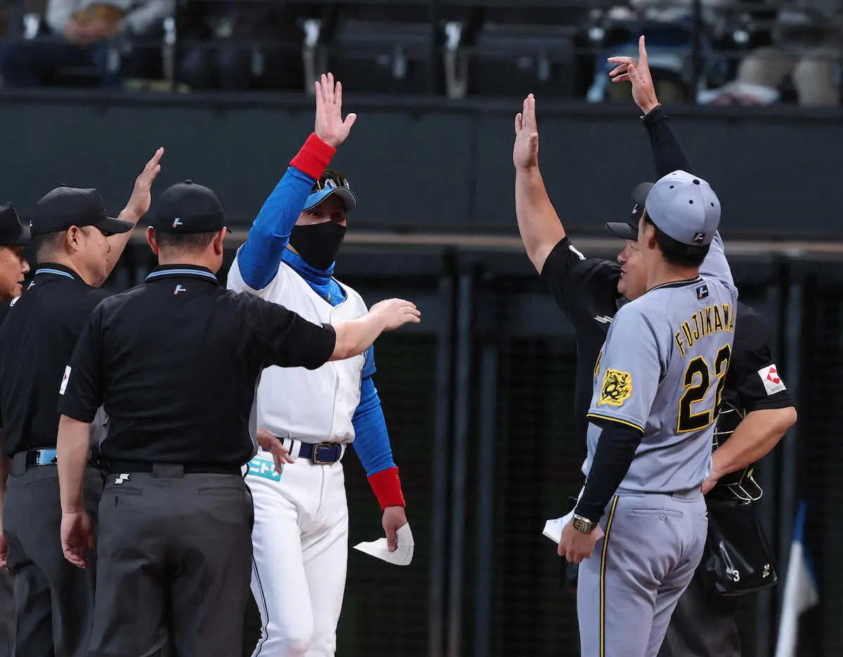 【画像・写真】異例の光景にどよめき→爆笑！日本ハム“新庄劇場第3弾”藤川監督だけでなく審判団も巻き込み円陣タッチ！