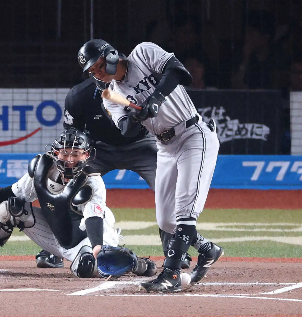 【画像・写真】巨人、痛タタタタ…若林が自打球にもん絶、なんとか打席完了させるも負傷交代　死球の浅野も同時交代