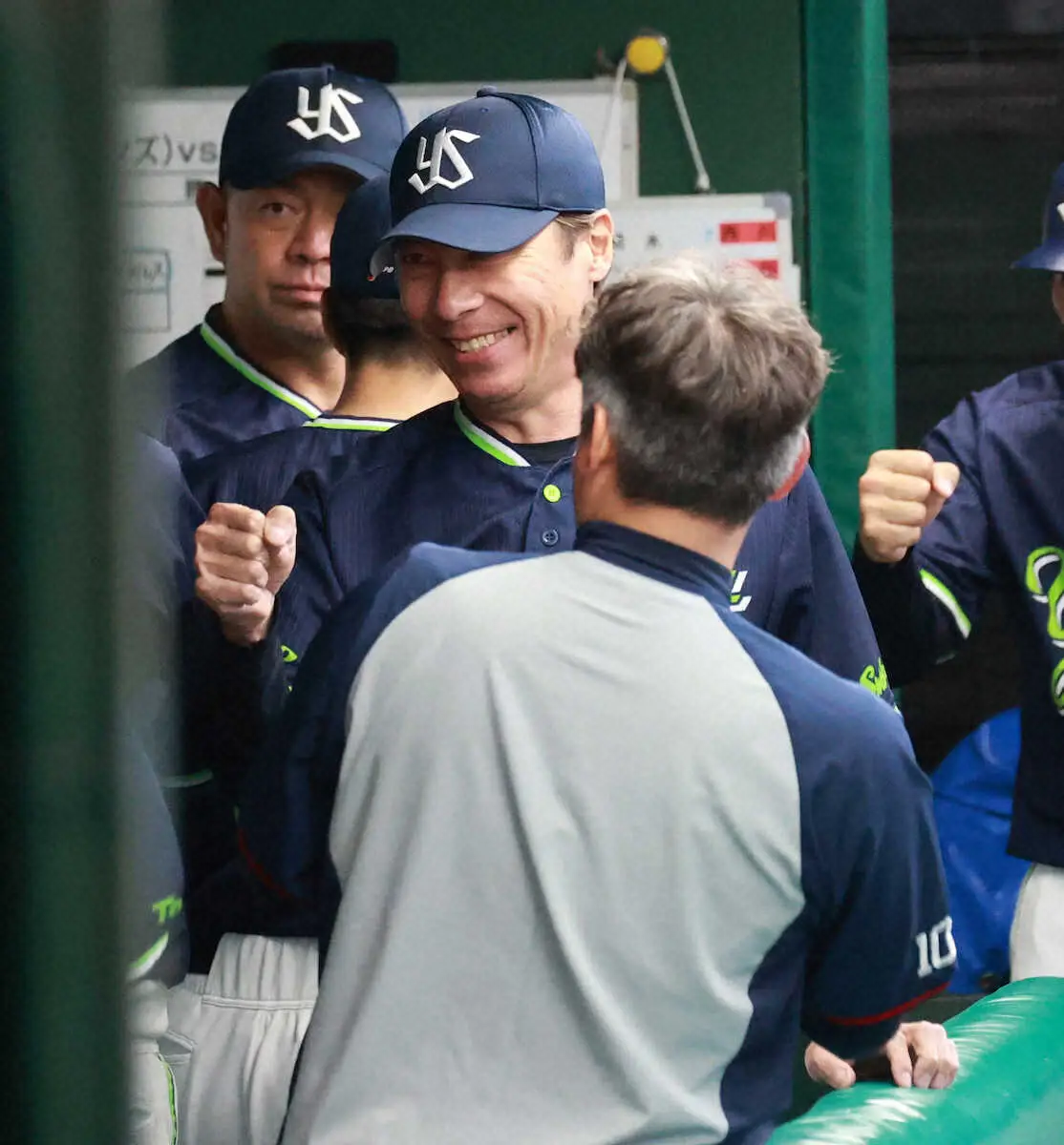 【画像・写真】ヤクルト高津監督「いいゲームでしたね」安どの笑顔　伊藤プロ1号＆沢井も一発「大松が泣いてたよ（笑）」