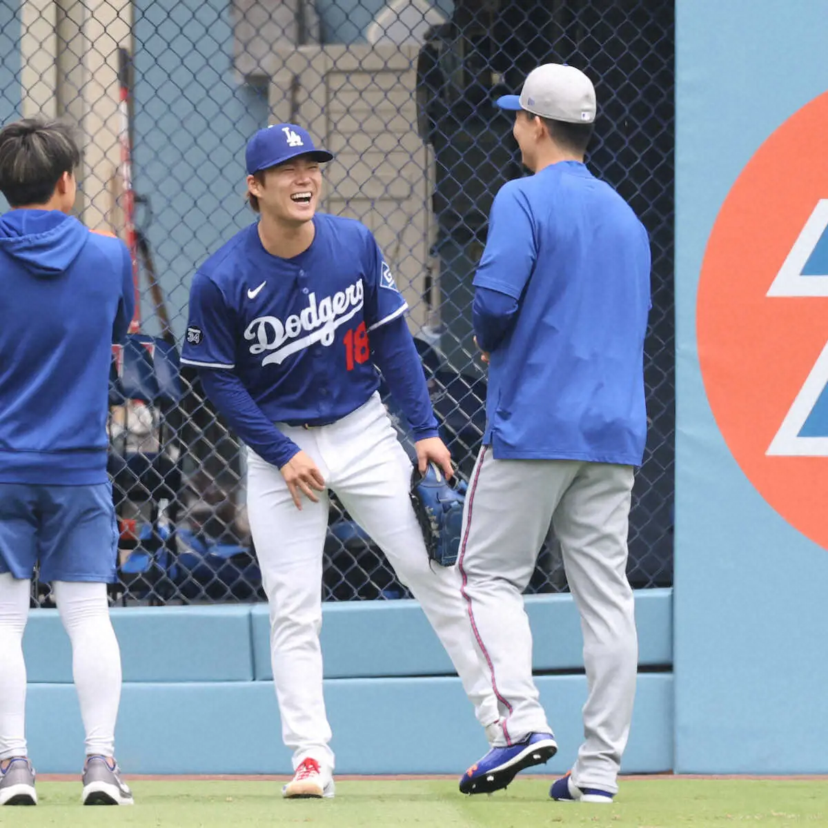 【画像・写真】＜ドジャース・メッツ＞千賀（右）と談笑する山本（撮影・光山　貴大）