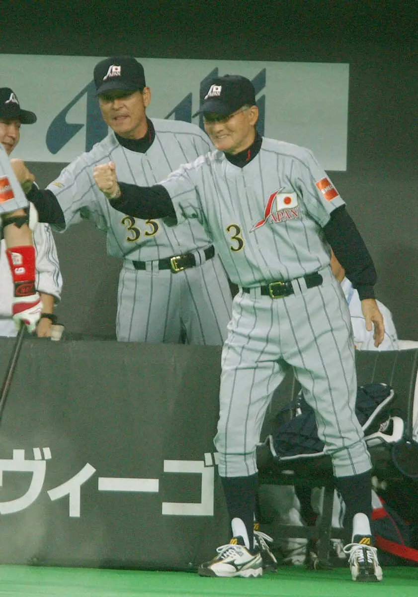 【画像・写真】03年11月、韓国戦で長嶋さん(右)と並んで選手を迎える中畑氏