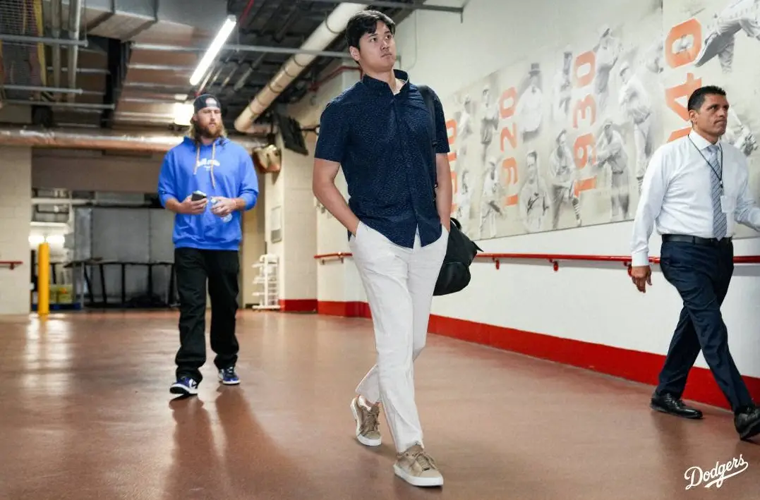 【画像・写真】大谷翔平　紺色シャツ＆白パンツで球場入り　ヌートバーと注目の侍1番対決　雨で75分送れて開始予定