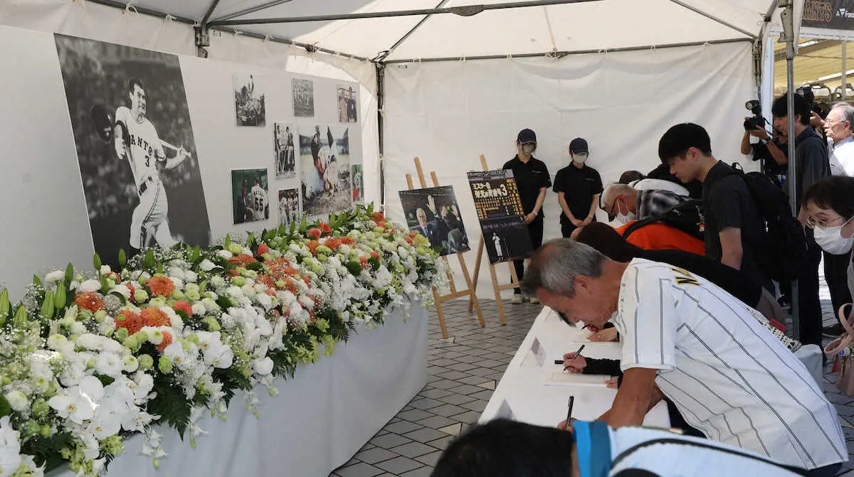 【画像・写真】東京ドームに長嶋さん追悼記帳所設置　約100人が列、開始10分早まる　先頭の男性6時30分に自宅出発