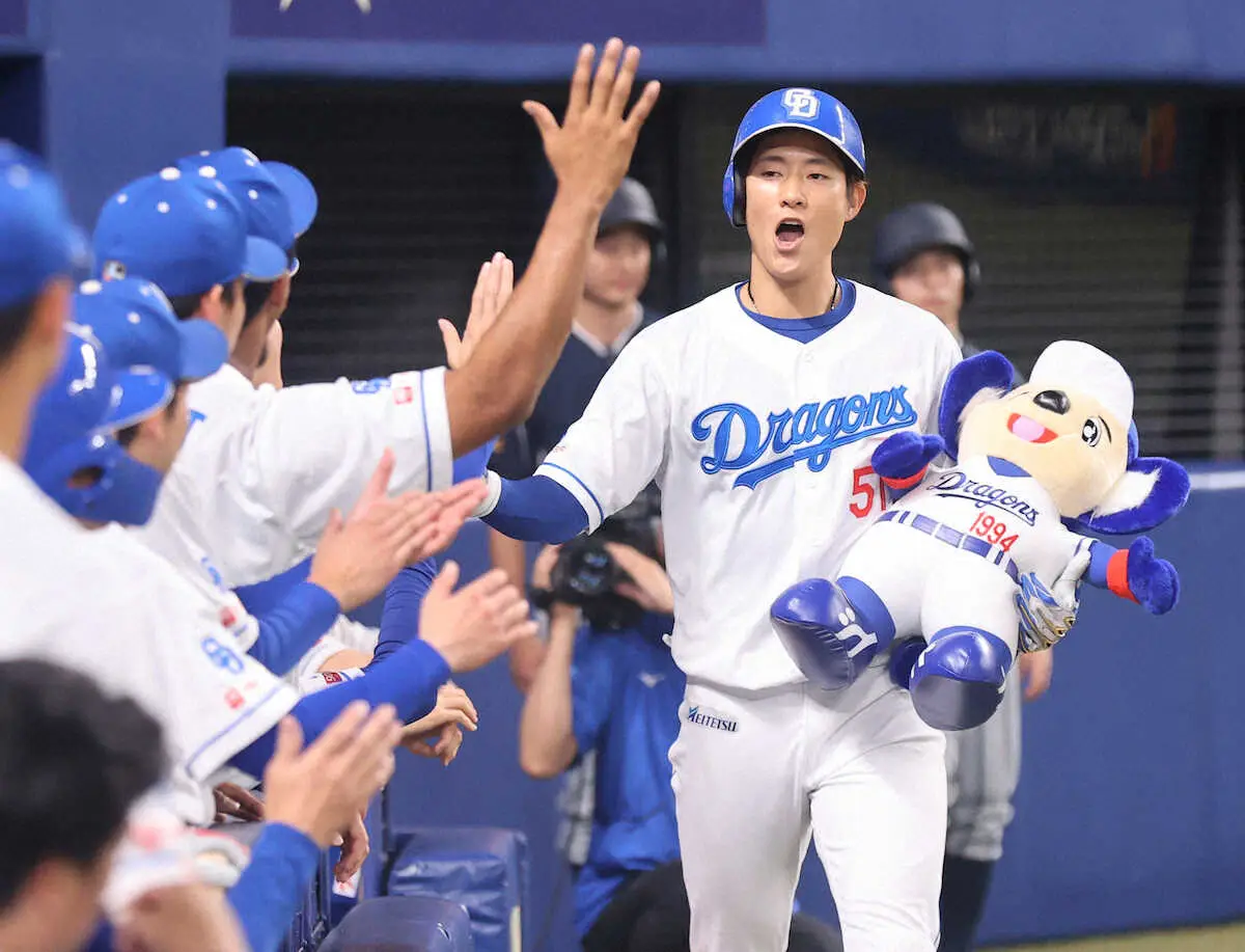 【画像・写真】中日・上林が先制8号ソロ！「振り負けずホームランになって良かったです」