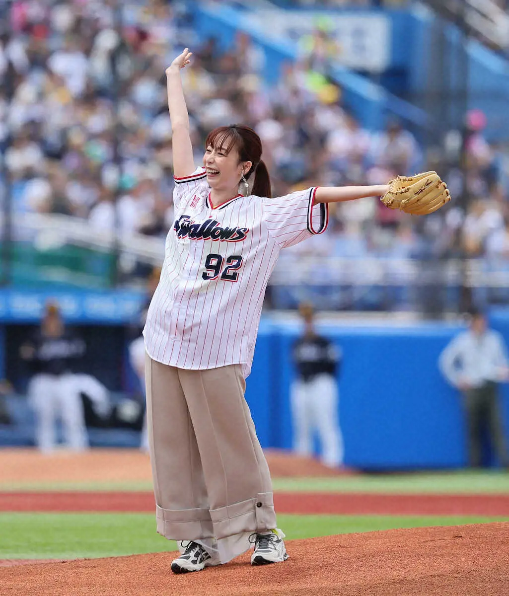 【画像・写真】宇垣美里が神宮でファーストピッチセレモニー「届いたので100点」