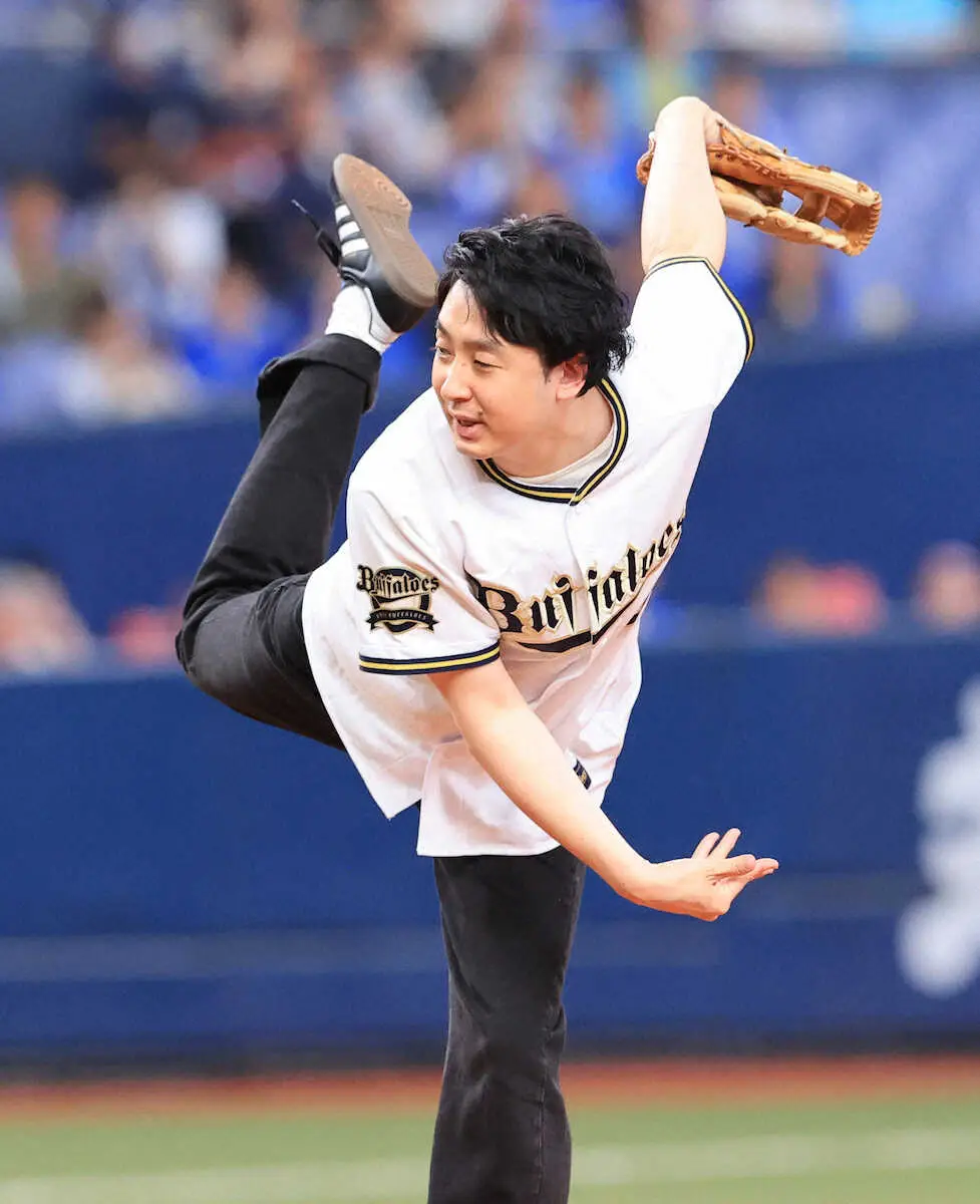 【画像・写真】お笑いコンビ「滝音」がオリックス―DeNA戦で始球式　ワンバウンド投球の秋定「次はできれば完投を」