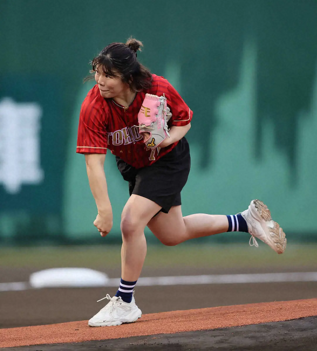 【画像・写真】レスリング金・鏡優翔　地元山形で豪快すぎるセレモニアルピッチ　楽天のコーチをタックルで持ち上げ大歓声