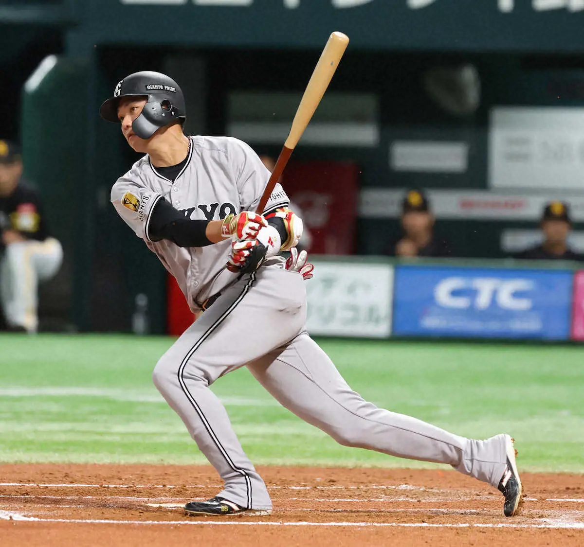 【画像・写真】巨人・坂本勇人　これぞホットコーナー！長嶋茂雄さんばりのダイビングキャッチで投手を救う