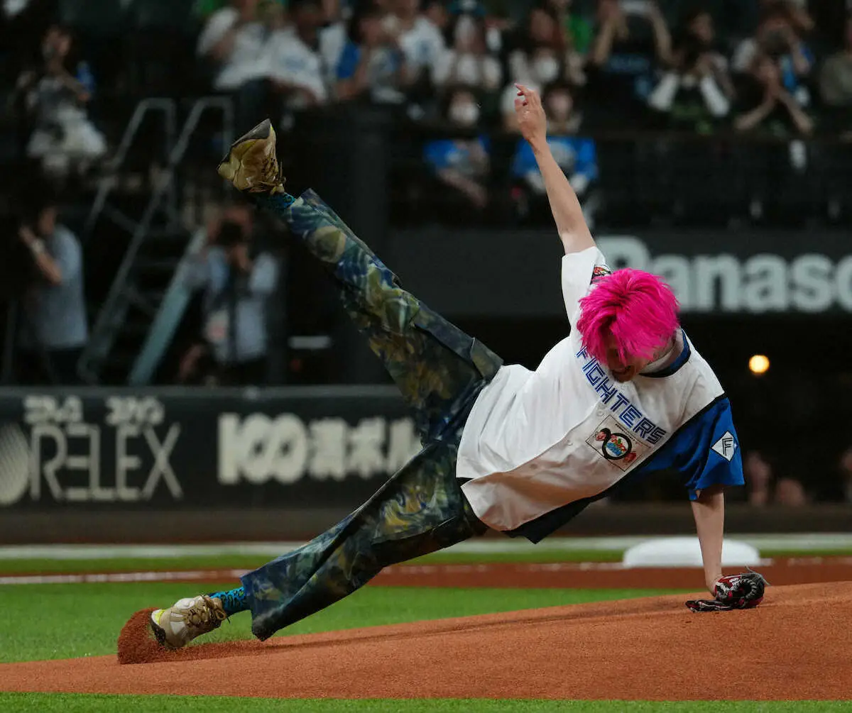 【画像・写真】＜日・ヤ（1）＞始球式を務めたEXIT・兼近大樹（撮影・高橋　茂夫）