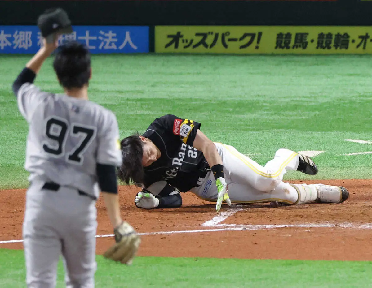 【画像・写真】巨人・井上温大　周東に前日の頭部死球を謝罪　練習中に駆け寄り何度も頭下げる　周東から笑顔のグータッチ