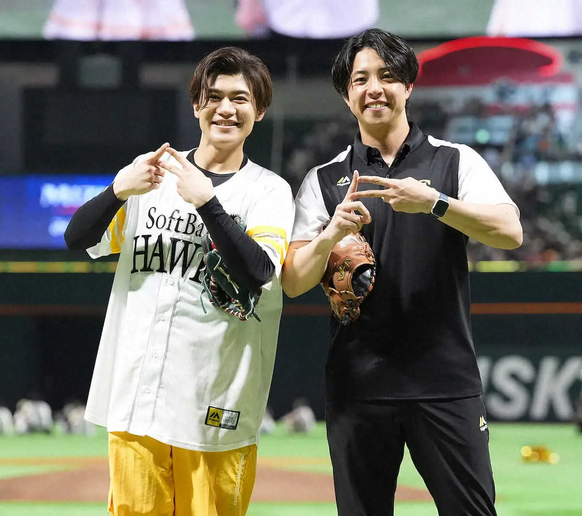 【画像・写真】＜ソ・巨＞セレモニアルピッチを終え捕手役を務めた重田広報（右）とポーズを決める新浜レオン（撮影・岡田　丈靖）