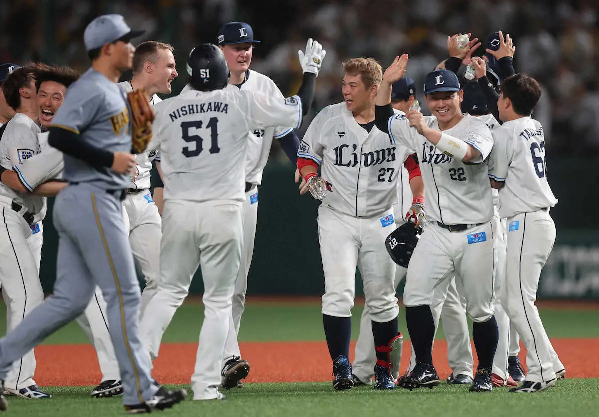 【画像・写真】西武　20年目の炭谷が3986日ぶりのサヨナラ打！　阪神・岩崎とは好相性も「まさかこんな場面で…」