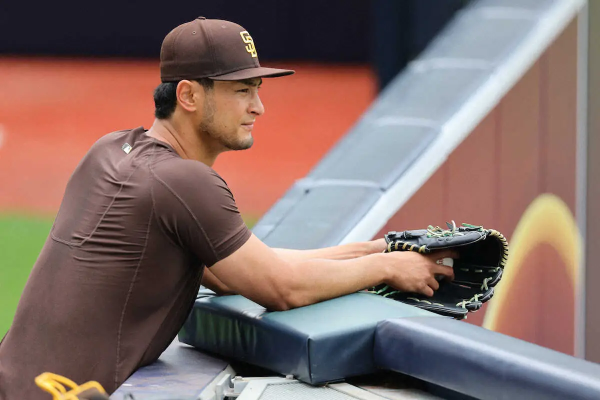 【画像・写真】ブルペンで汗を流したダルビッシュ（撮影・光山　貴大）