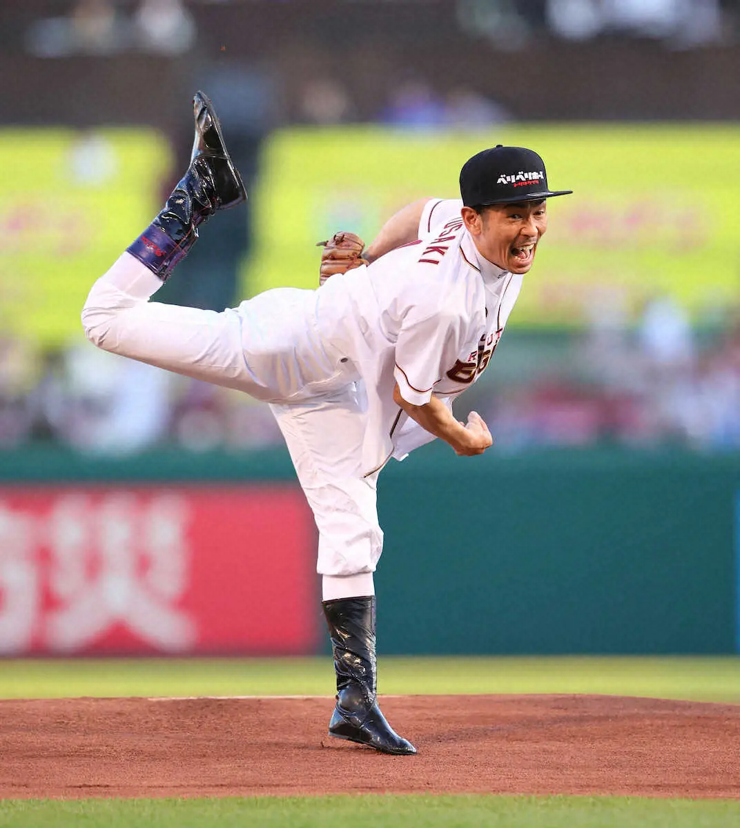 【画像・写真】JRA騎手の戸崎圭太が始球式　ワンバウンド投球に「15点…」