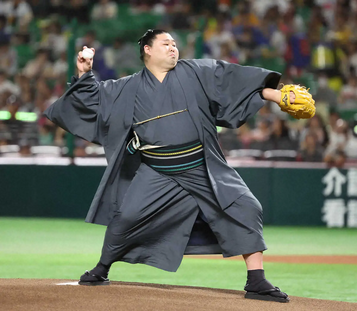 【画像・写真】元大関の正代がソフトバンク・大関にアドバイスを受けて始球式「緊張しました」