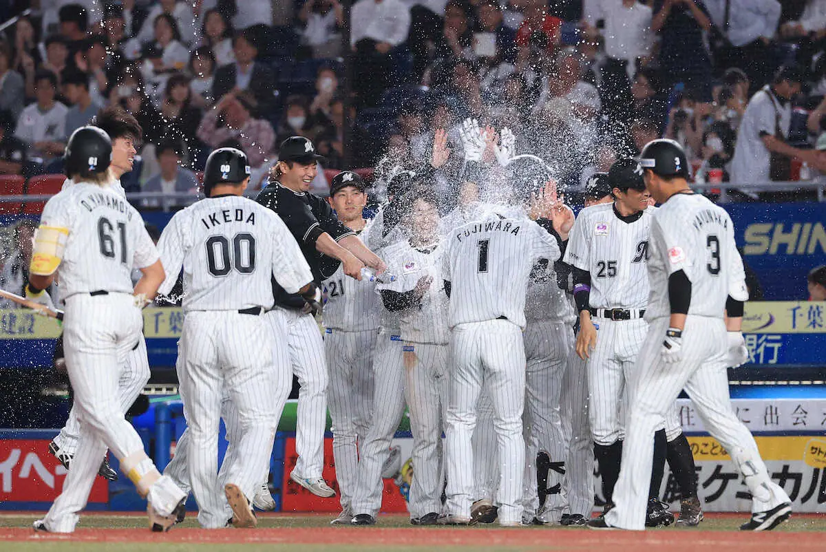 【画像・写真】ロッテ藤原が2日連続「神の左手」9回に伸ばした左手で二盗成功　サヨナラ呼び込み「ビックリしてます」