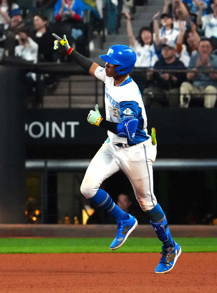 【画像・写真】師に捧ぐ本拠地1号　日本ハム・水谷が本領発揮の猛打賞「バースデーアーチを打てて良かった」