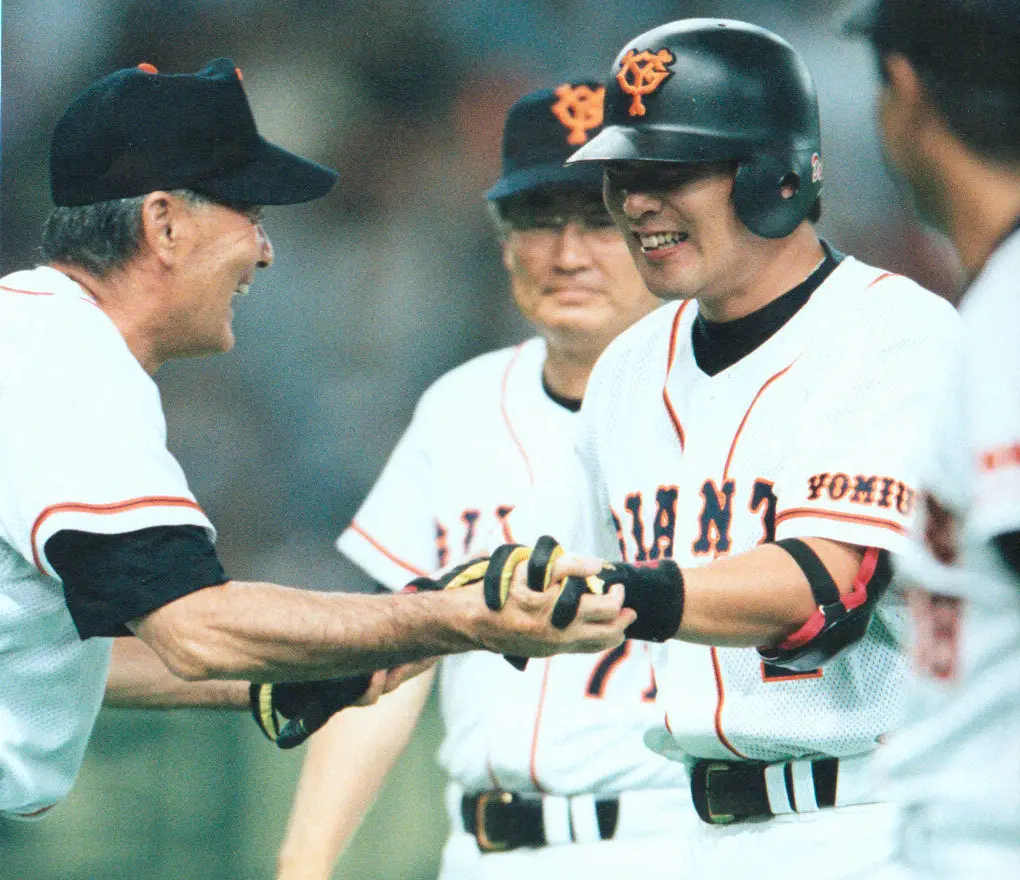 【画像・写真】1998年7月、延長10回にサヨナラ打を放った元木（右）を長嶋監督が最高の笑顔でお出迎え