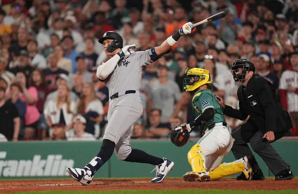 【画像・写真】ジャッジが衝撃の場外弾！9回1死から起死回生の同点ソロ MLB最多タイ26号　完封勝利目前の左腕茫然